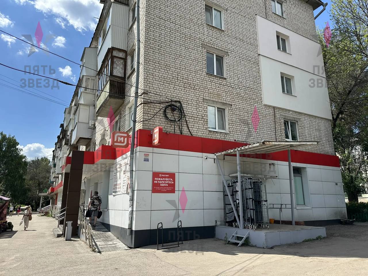 Продаётся готовый арендный бизнес – нежилое помещение на 1 линии в п. Мехзавод. 
Объект имеет 3 отдельных входа, большое витринное остекление, функциональную планировку, железобетонные перекрытия, все коммуникации. 
На фасаде много места для наружной рекл