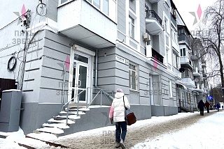 Продается нежилое помещение на 1 линии ул.Самарская/Троицкий рынок. 
Отдельный вход, свободная планировка, качественный ремонт, все коммуникации....