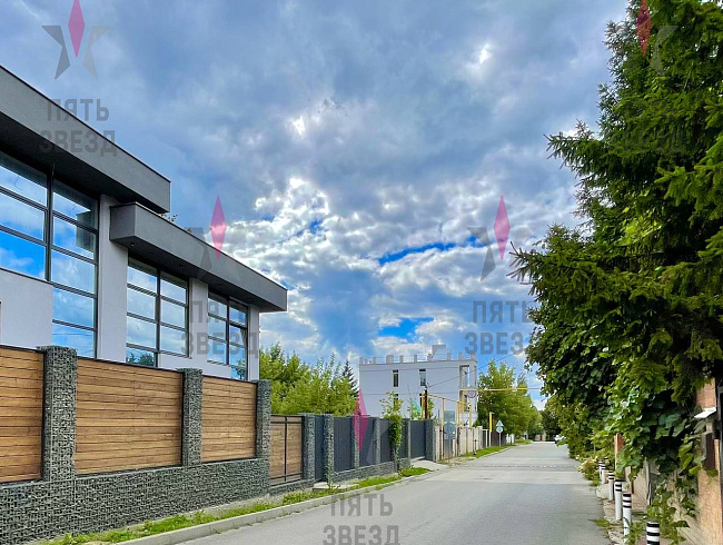 Продажа отдельно стоящего здания в непосредственной близости от загородного парка. 
Общая площадь здания 389,3 кв.м, площадь земельного участка 4.8 со т.
1 этаж: 3 комнаты, с/у;
2 этаж: 3 комнаты, с/у, балкон; 
3 этаж: 3 комнаты, с/у, балкон; 
Большая тер
