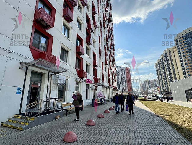 Объект расположен в одной минуте от станции метро...