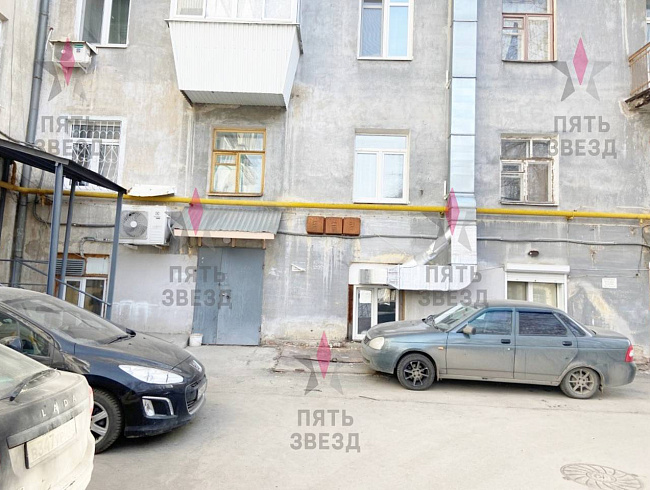 Продается подвал на ул. Самарская д.203/Самарская площадь . 
Отдельный вход со двора. 
Рядом расположены Самарская площадь, остановки общественного транспорта, офисы крупных компаний, банков и т.д.
Удобные подъездные пути, парковка.