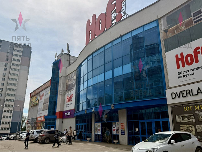 Сдаётся нежилое помещение в отдельно стоящем здании в торговом центре “Хофф”, расположенном на 1 линии одной из главных магистралей города Московское шоссе. 
Здание находится в центральном престижном районе города многоэтажной современной застройки - Октя