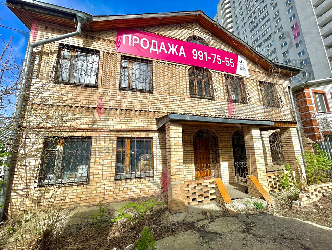 Продается двухэтажный дом общая площадью 217,7 кв.м, с земельным участком площадью 3.8 сот . Дом построен из кирпича, 5 комнат, все городские коммуникации. На территории есть кирпичный гараж 54 кв.м. Объект расположен в густонаселенном районе современной 