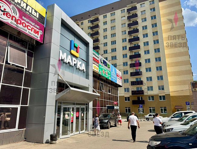 Данный объект привлекателен своим выгодным расположением. Так как торговая площадь находится на первой линии первого этажа рядом с федеральными сетевыми якорными арендаторами - “Победа”, “Фикспрайс” и т.д. , весь входящий и выходящий трафик проходит через