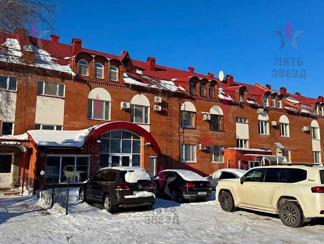 3-этажное кирпичное здание с авторской архитектурой и...