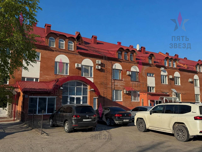 3-этажное кирпичное здание с авторской архитектурой и...