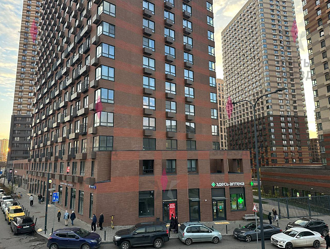 Продается угловое нежилое помещение на 1 линии в очень...