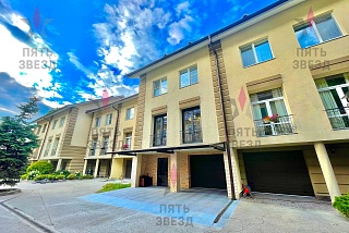 Продажа таунхауса на 8 просеке. Общая площадь дома 375 кв.м, площадь земельного участка 2,5 сотки. 
 
- 1 этаж: прихожая, кухня с выходом на летнюю...