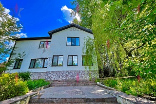 Сдается загородный дом, общая площадь 200 кв.м, площадь земельного участка 15 соток. 
1 этаж: прихожая, гардеробная, гостевой с/у, котельная, кухня...