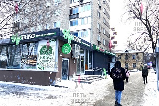 Сдается в аренду нежилое помещение на 1 линии ул. Революционная /пр-т Карла Маркса. 
Густонаселенный район с развитой инфраструктурой. 
Отдельный...