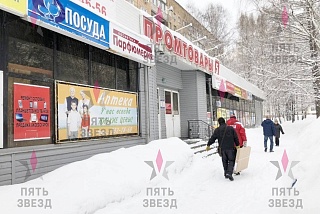 Сдается в аренду нежилое помещение на 1 линии пр. Кирова. 
Густонаселенный район города. 
Высокий транспортный и пешеходный трафик. 
Отдельный вход,...