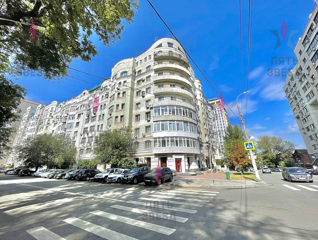 Сдается большая 4-х комнатная квартира в престижном районе города на ул. Садовая/ул. Чкалова. Общая площадь 196,4 кв.м, рядом расположены: площадь им. Славы, площадь им. Куйбышева, набережная реки «Волга», кафе, рестораны, различные магазины, элитные учеб