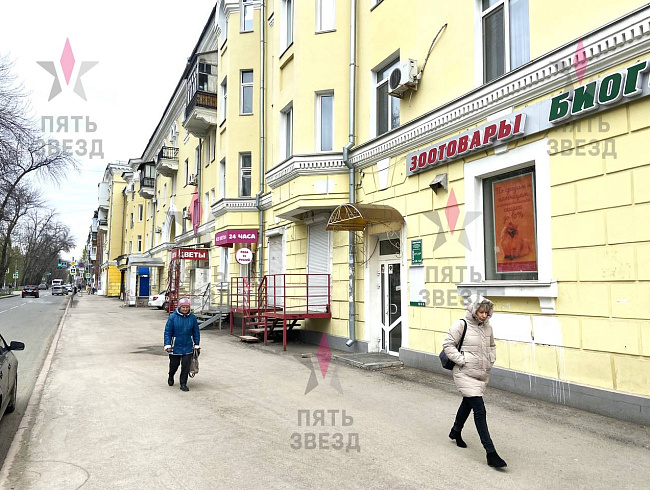 Сдается в аренду нежилое помещение на 1 линии пр. Металлургов. 
Отдельный вход, свободная планировка, все коммуникации. 
Рядом расположены остановки общественного транспорта, магазины формата стрит-ритейл и т. д. 
Удобные подъездные пути, парковка. 
Высок