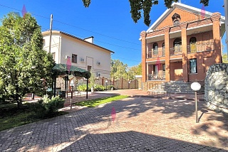 -Продается дом со своим отдельным выходом в загородный парк.
Общая площадь дома 350 кв.м, площадь земельного участка 8 сот.
1 этаж: прихожая, кухня,...