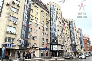 Продается нежилое помещение на 1 линии ул.Молодогвардейская/пл.Куйбышева. 
Престижная центральная часть города.
Отдельный вход, витринное остекление,...